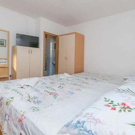 Apartments And Room Nevenka Makarska Kültér fotó