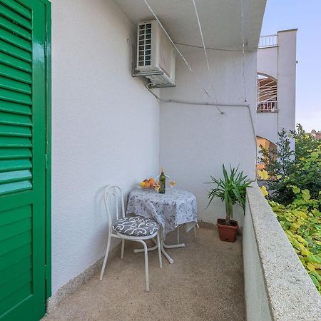 Apartments And Room Nevenka Makarska Kültér fotó