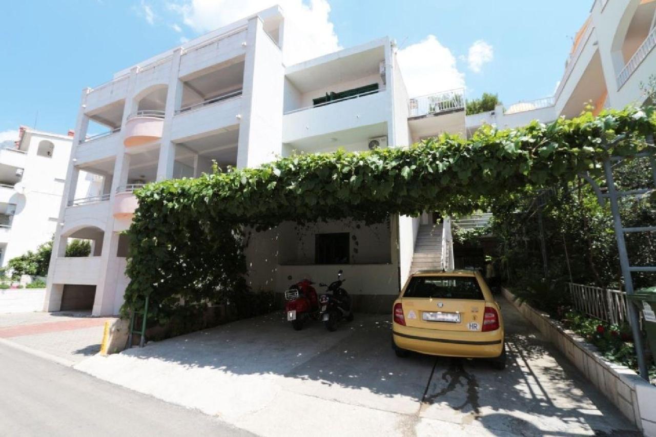 Apartments And Room Nevenka Makarska Kültér fotó