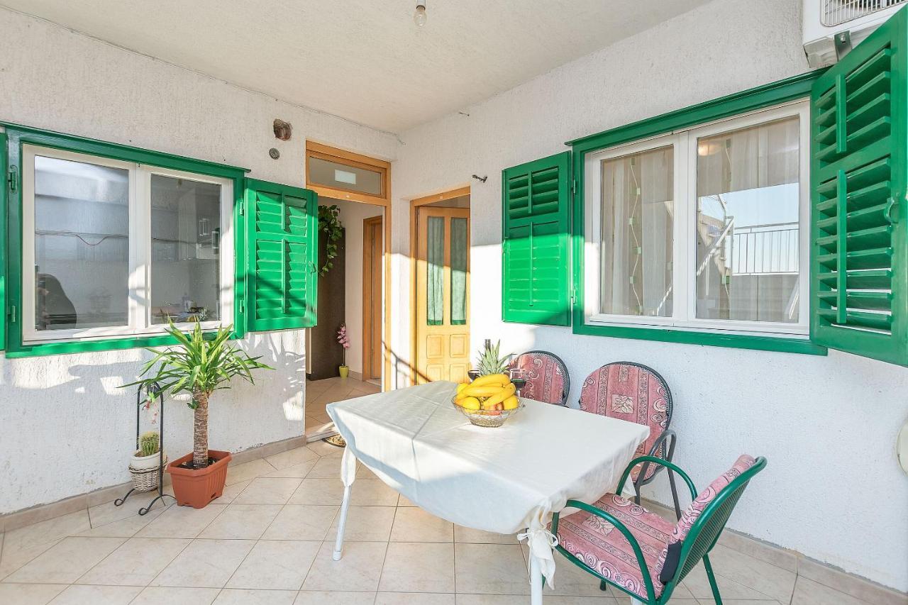 Apartments And Room Nevenka Makarska Kültér fotó