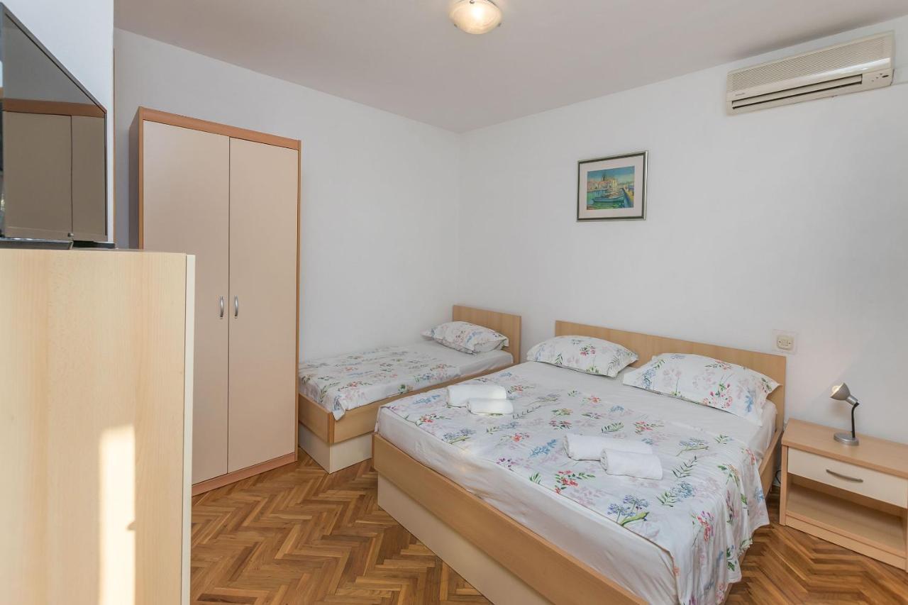 Apartments And Room Nevenka Makarska Kültér fotó