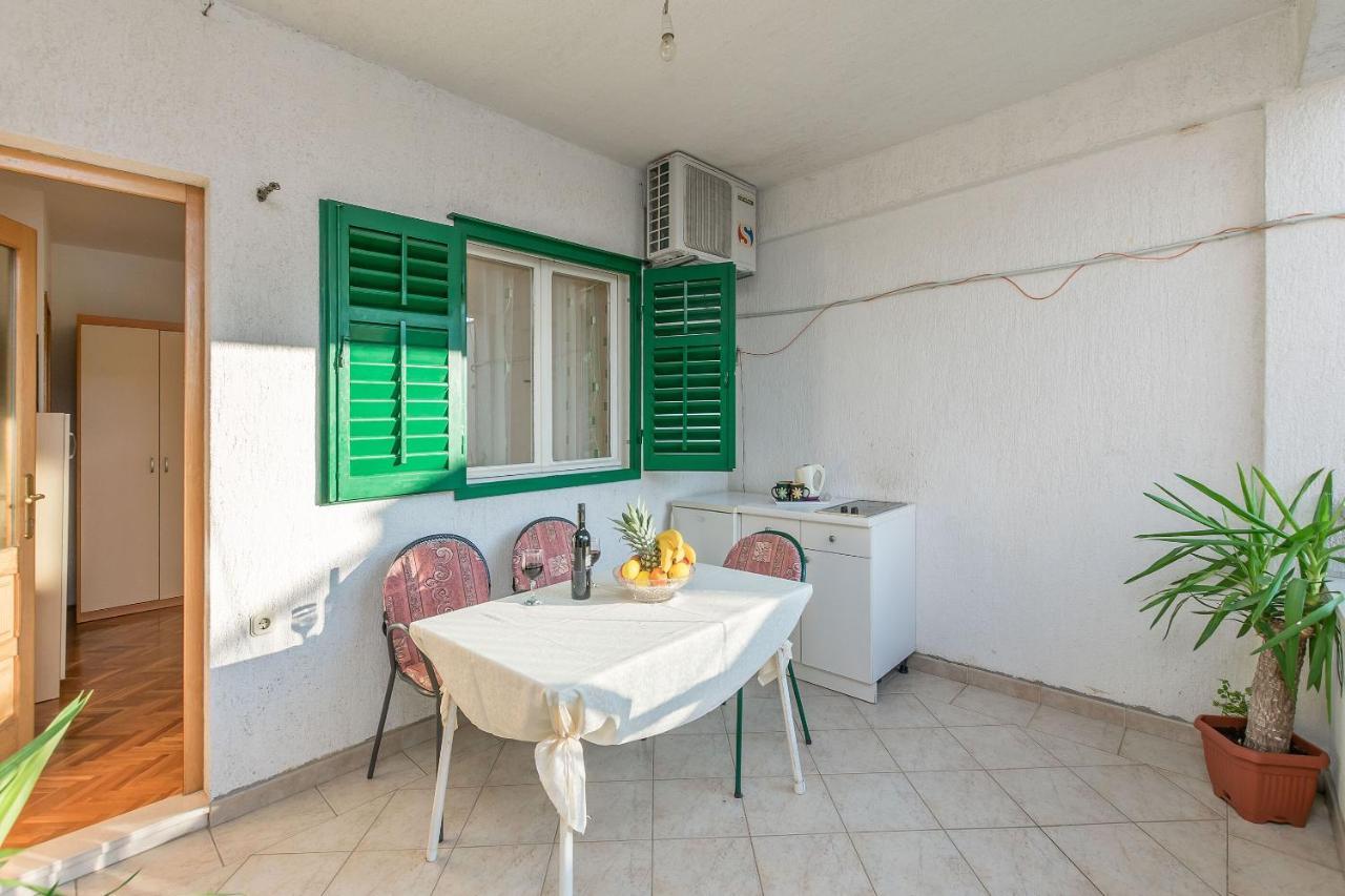 Apartments And Room Nevenka Makarska Kültér fotó