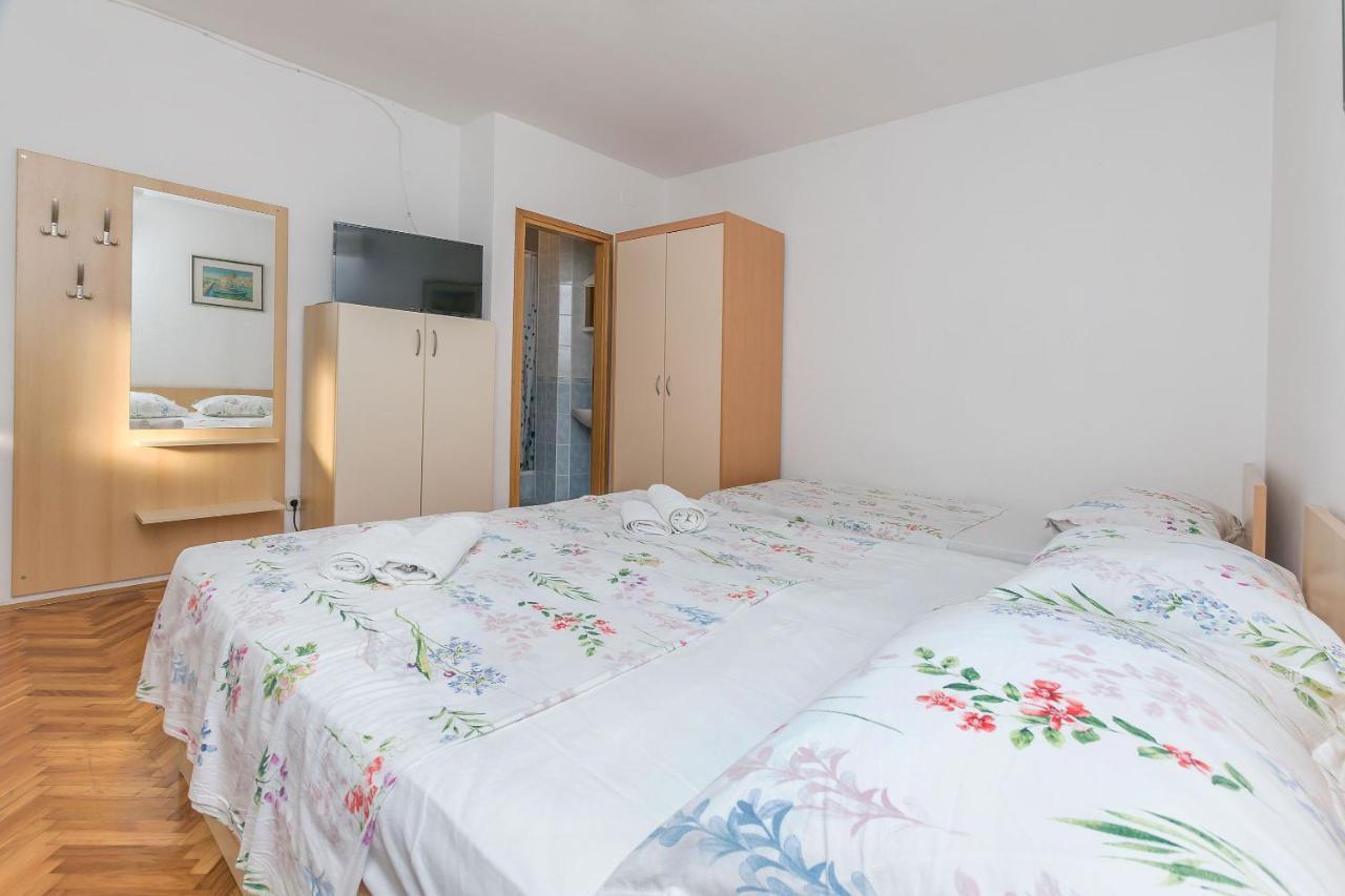 Apartments And Room Nevenka Makarska Kültér fotó