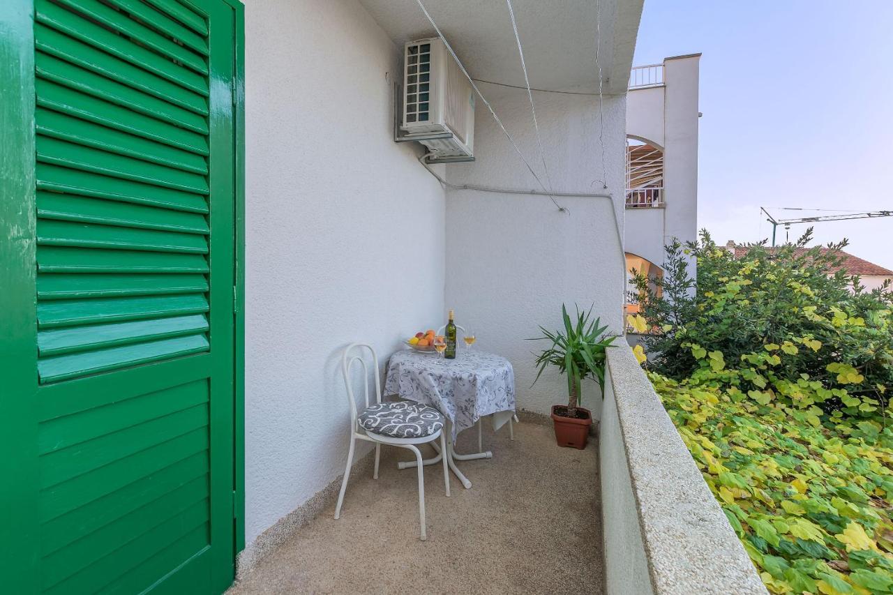 Apartments And Room Nevenka Makarska Kültér fotó