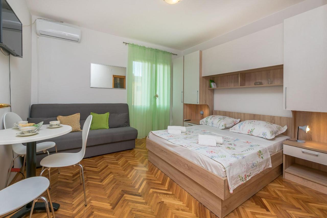 Apartments And Room Nevenka Makarska Kültér fotó