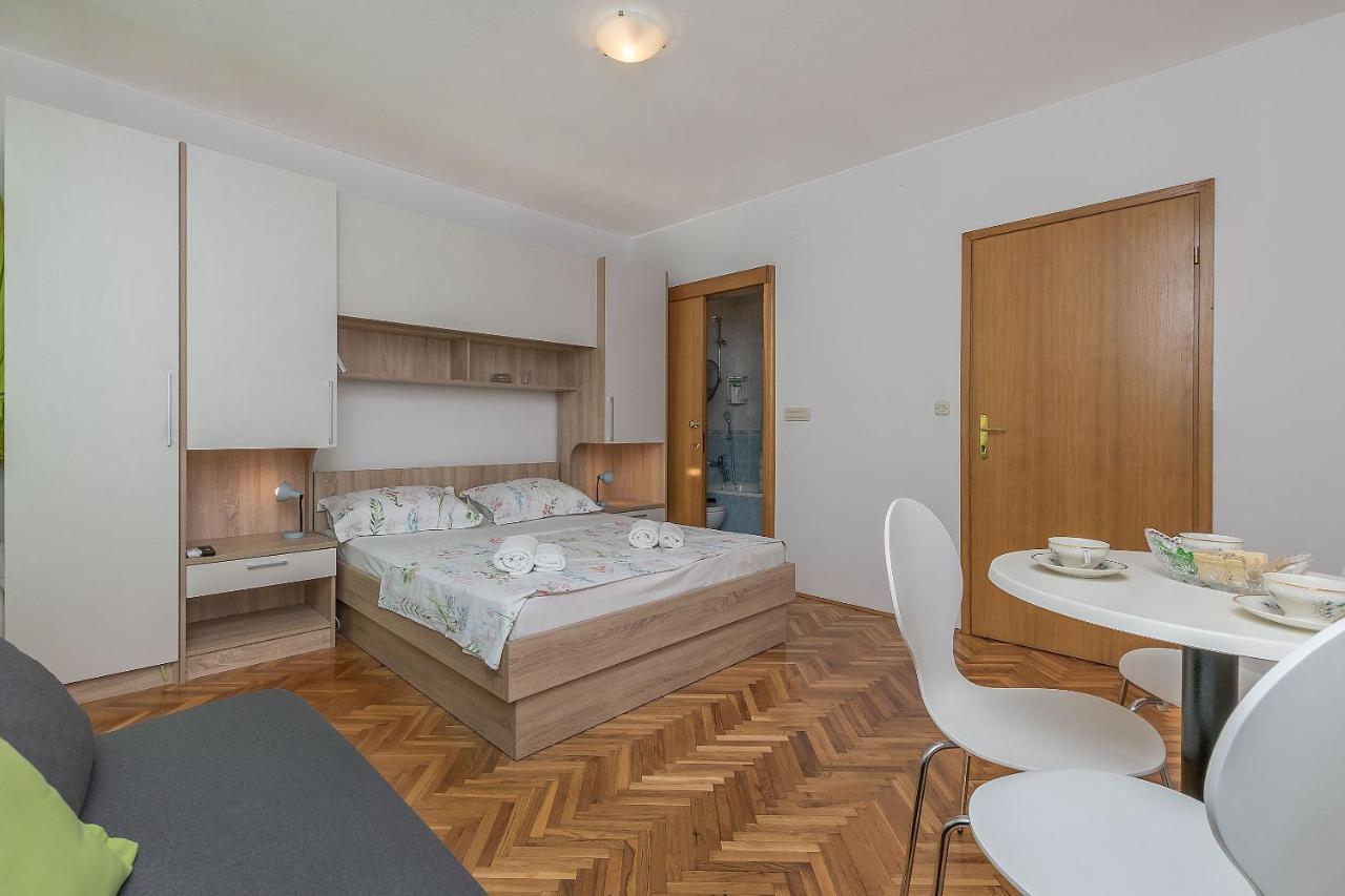 Apartments And Room Nevenka Makarska Kültér fotó