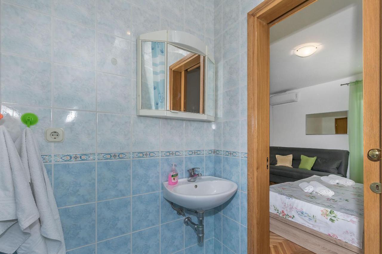 Apartments And Room Nevenka Makarska Kültér fotó