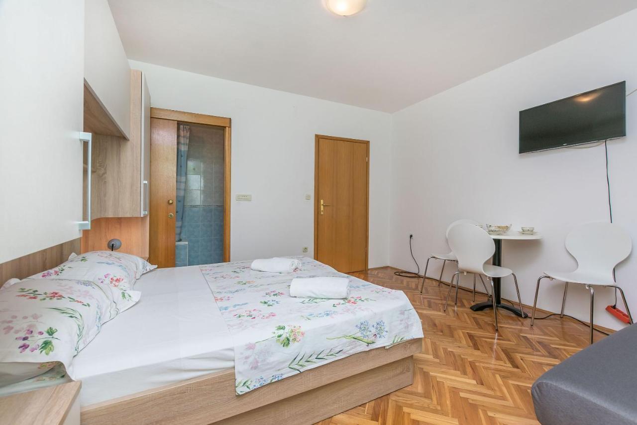 Apartments And Room Nevenka Makarska Kültér fotó