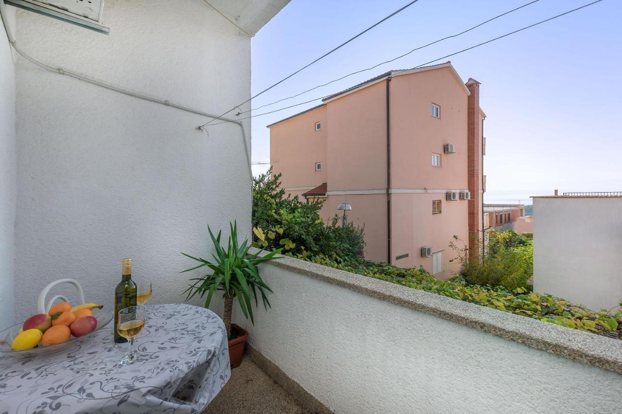 Apartments And Room Nevenka Makarska Kültér fotó