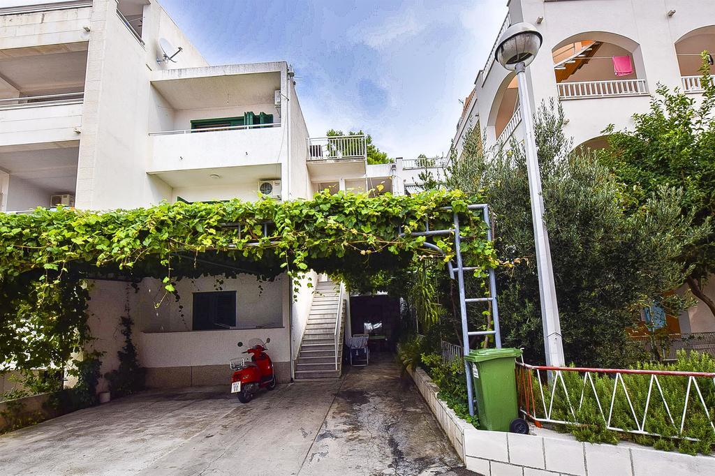 Apartments And Room Nevenka Makarska Kültér fotó