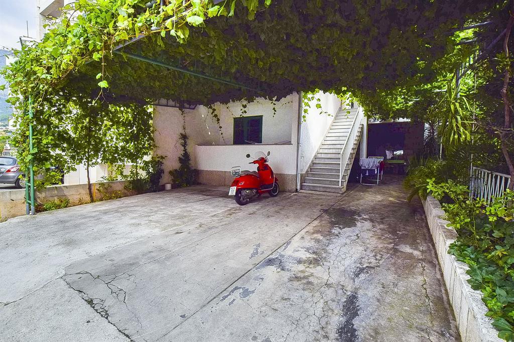 Apartments And Room Nevenka Makarska Kültér fotó