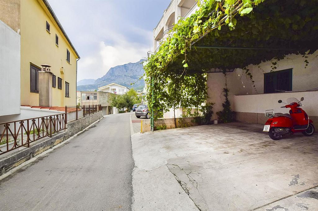 Apartments And Room Nevenka Makarska Kültér fotó