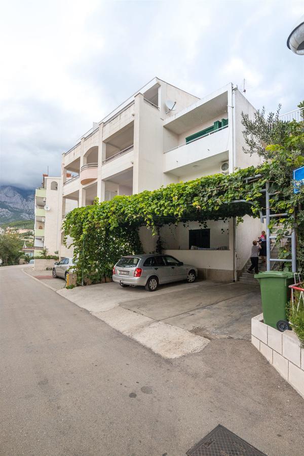 Apartments And Room Nevenka Makarska Kültér fotó
