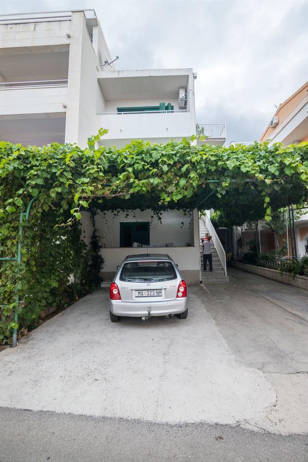 Apartments And Room Nevenka Makarska Kültér fotó