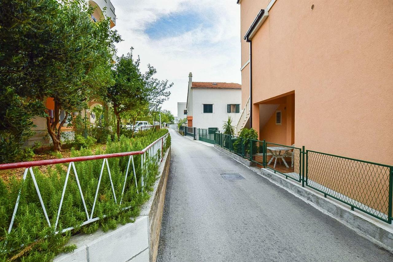 Apartments And Room Nevenka Makarska Kültér fotó