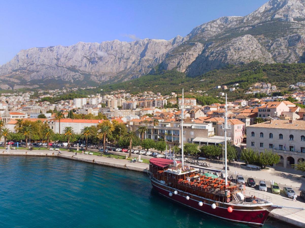 Apartments And Room Nevenka Makarska Kültér fotó